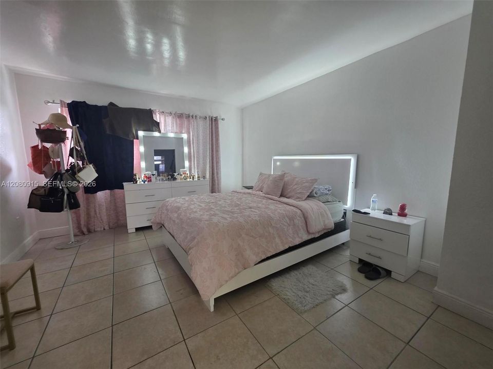 For Rent: $2,050 (1 beds, 1 baths, 1149 Square Feet)