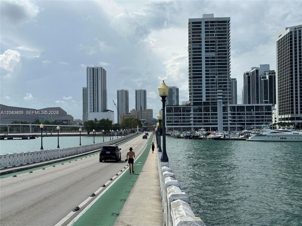 For Sale: $320,000 (1 beds, 1 baths, 840 Square Feet)