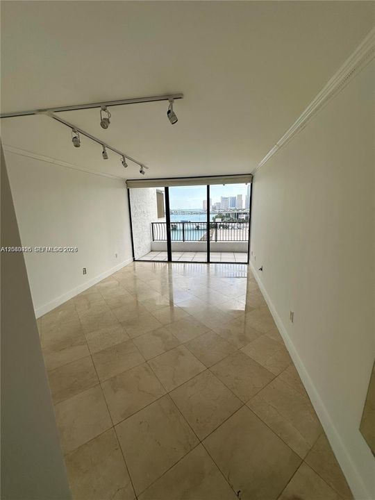 For Sale: $320,000 (1 beds, 1 baths, 840 Square Feet)