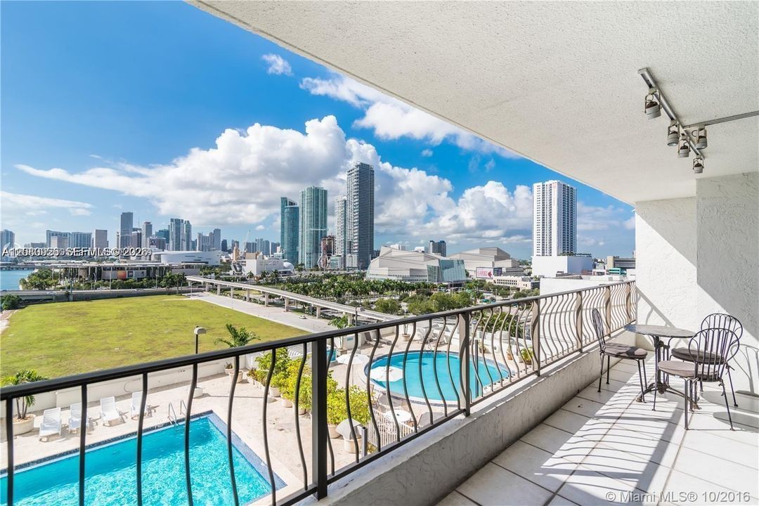 For Sale: $320,000 (1 beds, 1 baths, 840 Square Feet)