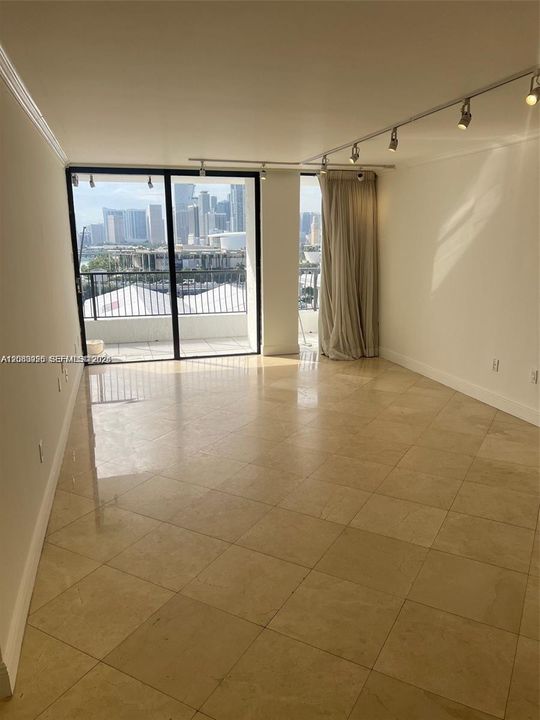 For Sale: $320,000 (1 beds, 1 baths, 840 Square Feet)