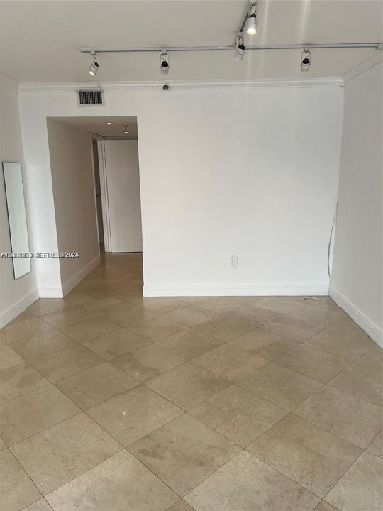 For Sale: $320,000 (1 beds, 1 baths, 840 Square Feet)