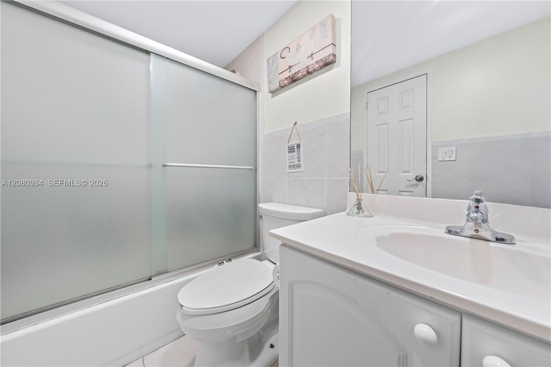 For Rent: $2,750 (1 beds, 1 baths, 874 Square Feet)