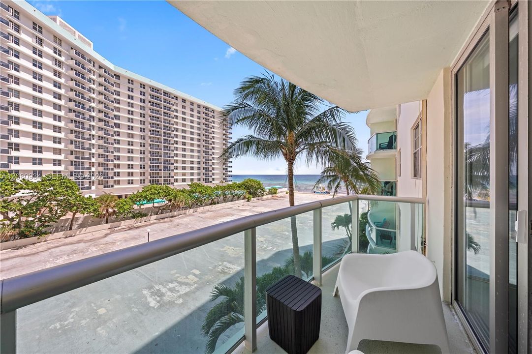 For Rent: $2,750 (1 beds, 1 baths, 874 Square Feet)