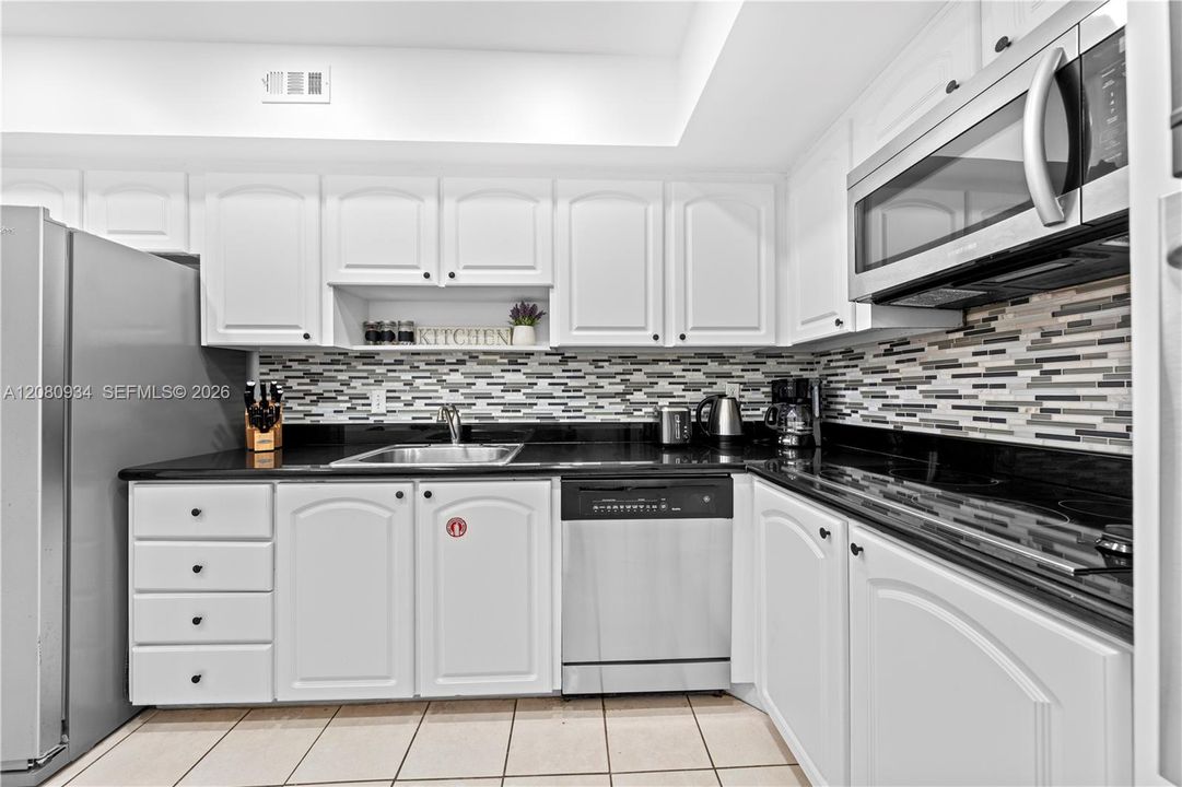 For Rent: $2,750 (1 beds, 1 baths, 874 Square Feet)