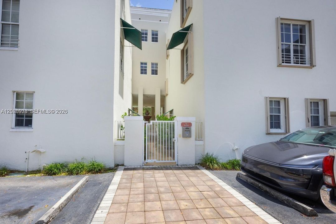 En Venta: $850,000 (3 camas, 3 baños, 2240 Pies cuadrados)