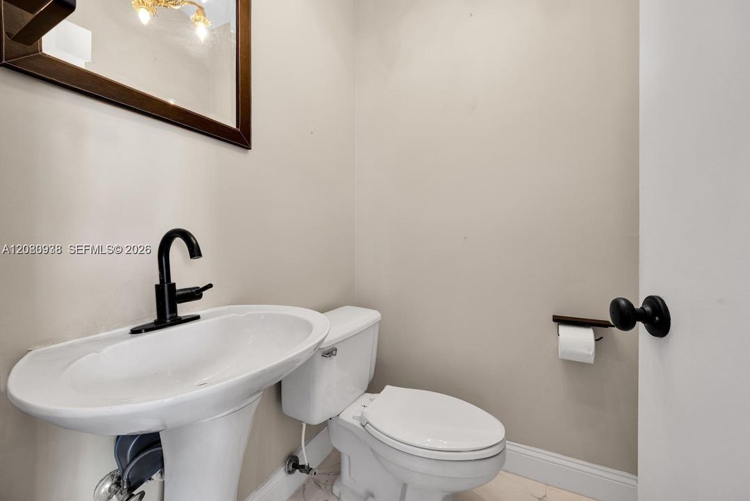 En Venta: $850,000 (3 camas, 3 baños, 2240 Pies cuadrados)