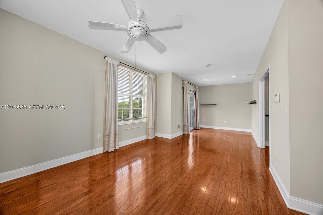 En Venta: $850,000 (3 camas, 3 baños, 2240 Pies cuadrados)
