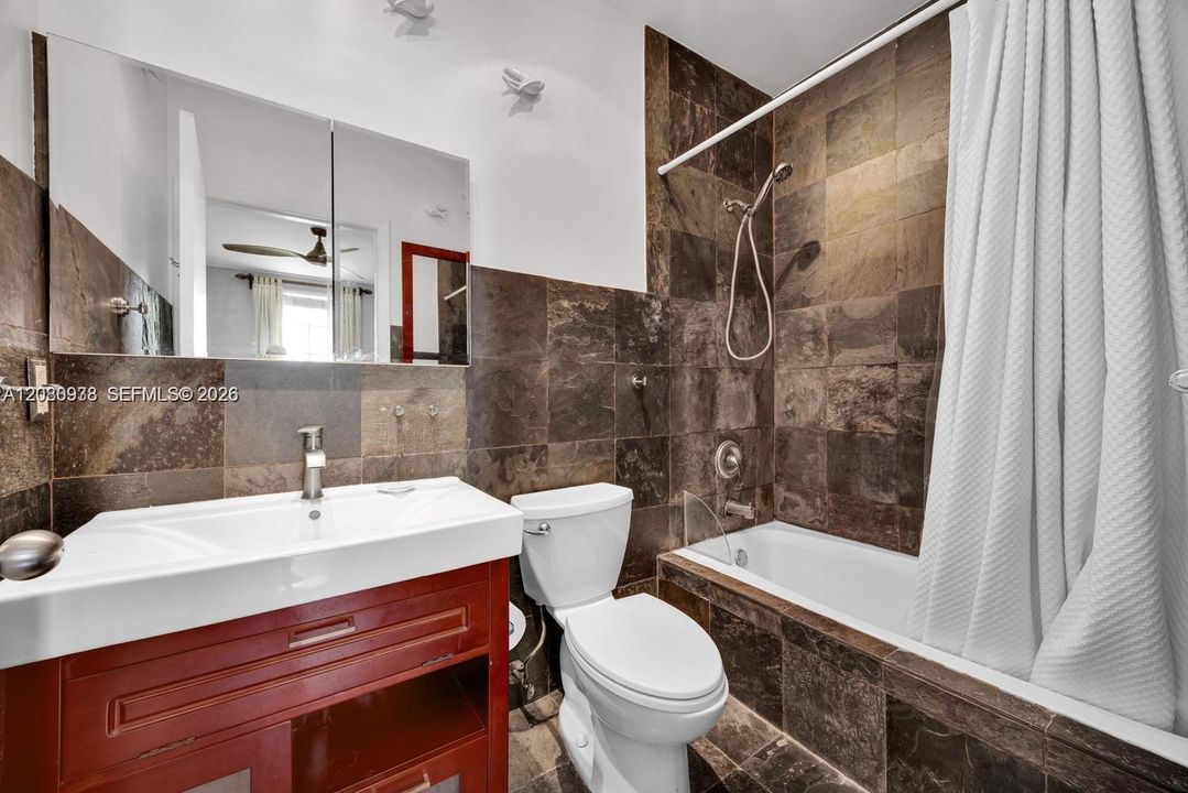 En Venta: $850,000 (3 camas, 3 baños, 2240 Pies cuadrados)