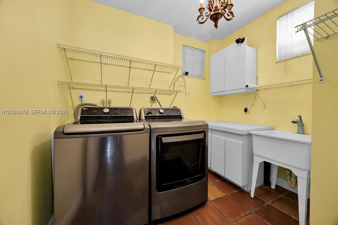 En Venta: $850,000 (3 camas, 3 baños, 2240 Pies cuadrados)