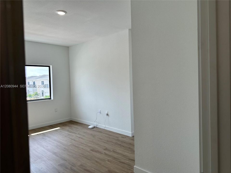 For Rent: $3,300 (5 beds, 4 baths, 1902 Square Feet)