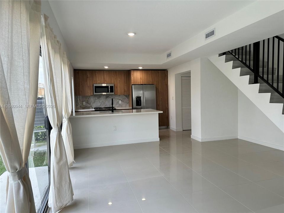 For Rent: $3,300 (5 beds, 4 baths, 1902 Square Feet)