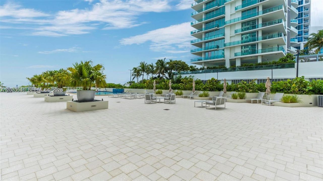 For Rent: $3,800 (1 beds, 1 baths, 812 Square Feet)