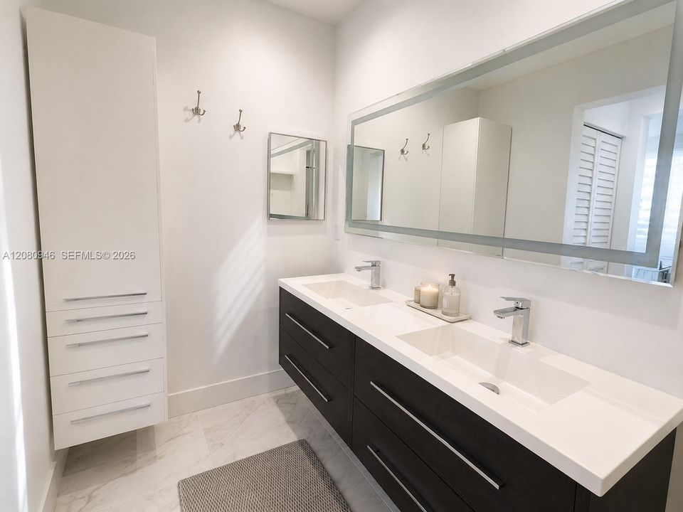 For Rent: $3,800 (1 beds, 1 baths, 812 Square Feet)