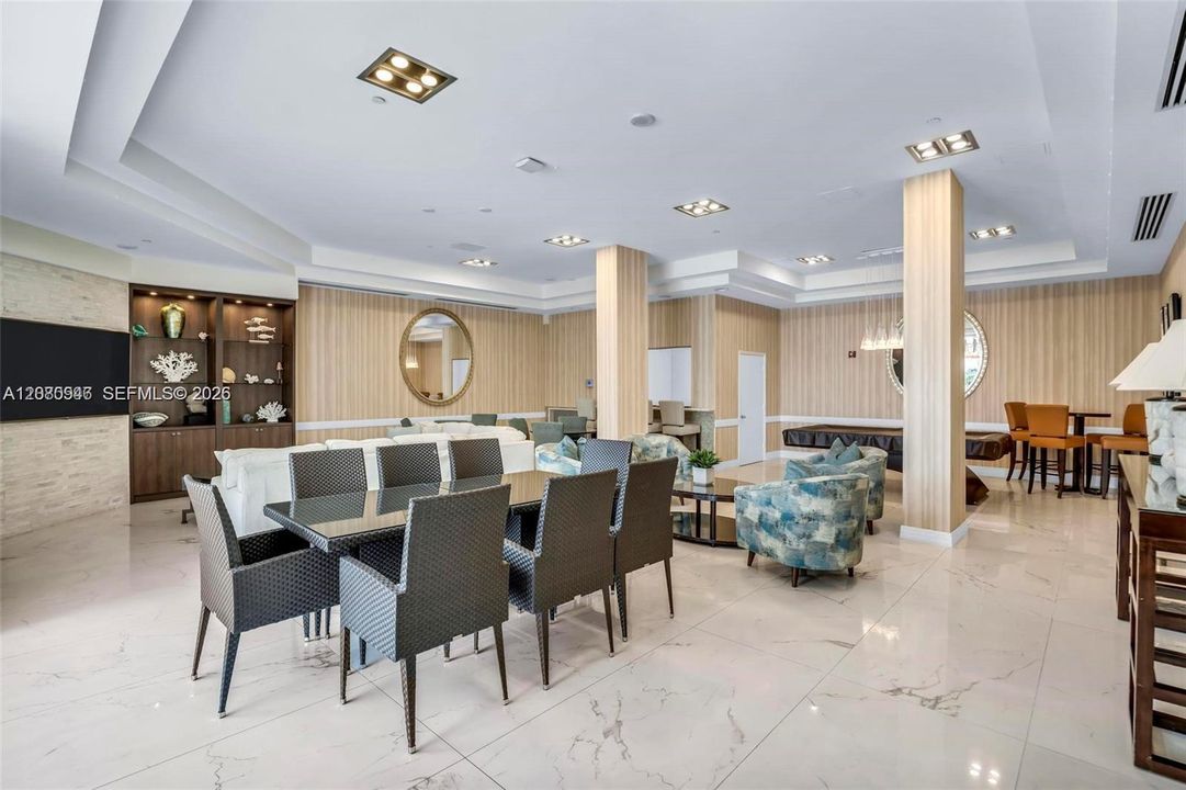 For Rent: $3,800 (1 beds, 1 baths, 812 Square Feet)