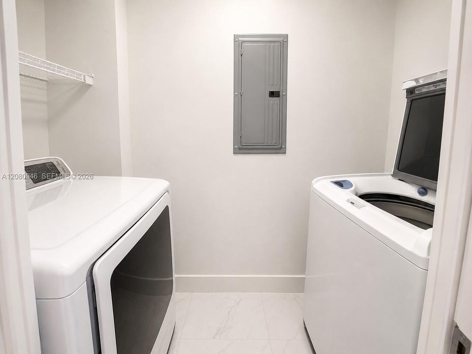 For Rent: $3,800 (1 beds, 1 baths, 812 Square Feet)