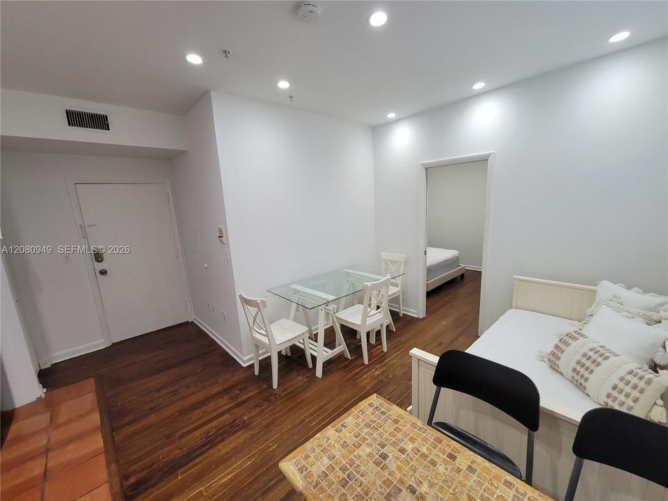 For Rent: $1,900 (1 beds, 1 baths, 448 Square Feet)