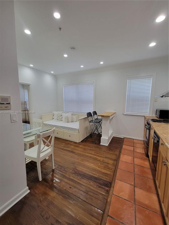 For Rent: $1,900 (1 beds, 1 baths, 448 Square Feet)