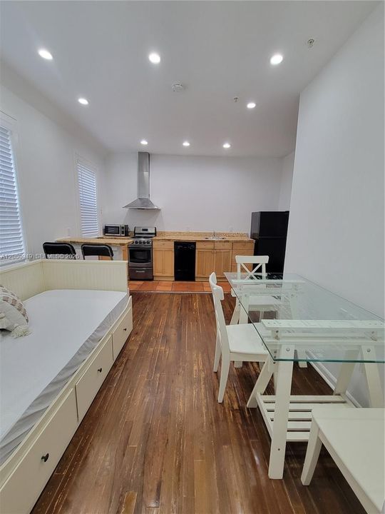 For Rent: $1,900 (1 beds, 1 baths, 448 Square Feet)