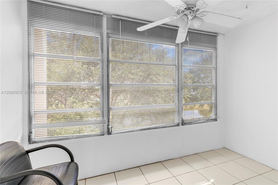 For Sale: $75,000 (1 beds, 1 baths, 640 Square Feet)