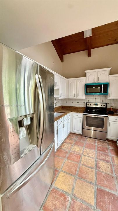 For Rent: $2,300 (2 beds, 1 baths, 965 Square Feet)