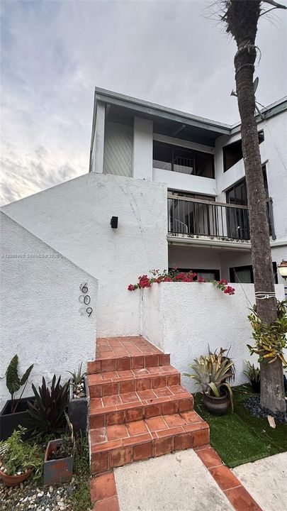 For Rent: $2,300 (2 beds, 1 baths, 965 Square Feet)