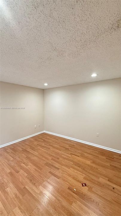 For Rent: $2,300 (2 beds, 1 baths, 965 Square Feet)