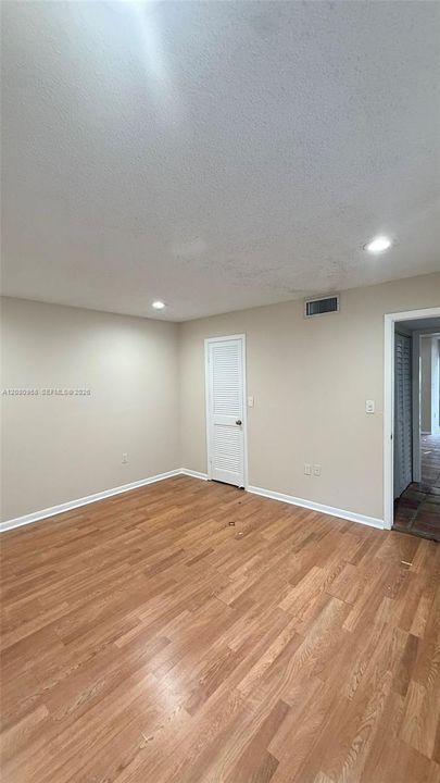 For Rent: $2,300 (2 beds, 1 baths, 965 Square Feet)