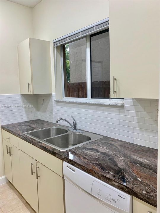 For Rent: $2,500 (3 beds, 2 baths, 1200 Square Feet)