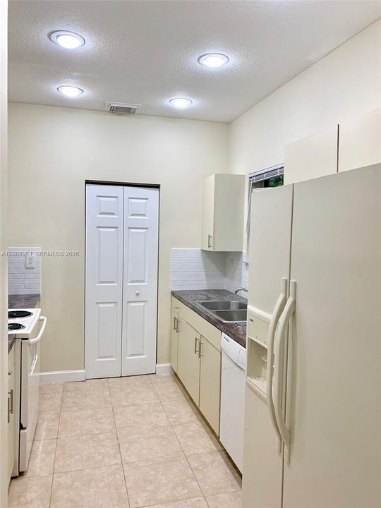For Rent: $2,500 (3 beds, 2 baths, 1200 Square Feet)