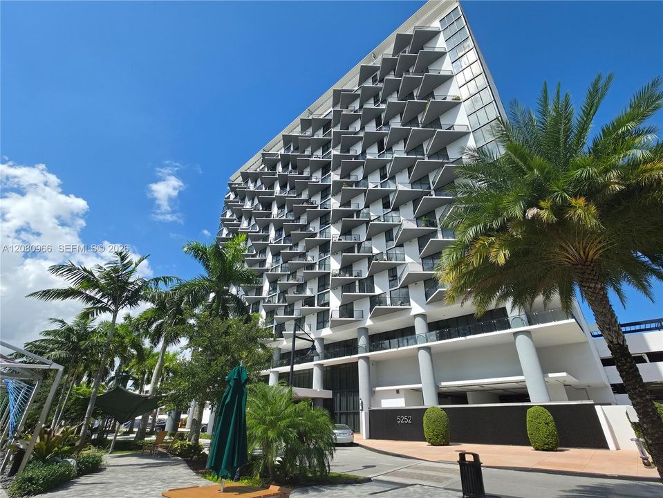 For Rent: $3,000 (1 beds, 1 baths, 777 Square Feet)