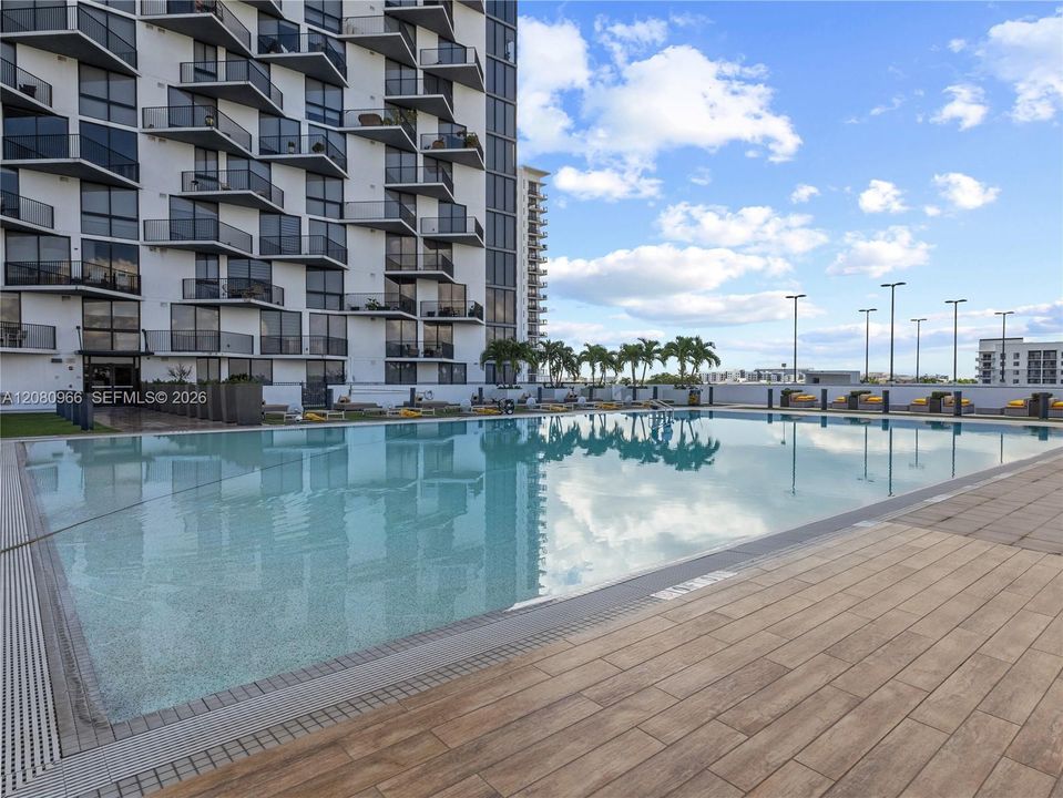 For Rent: $3,000 (1 beds, 1 baths, 777 Square Feet)