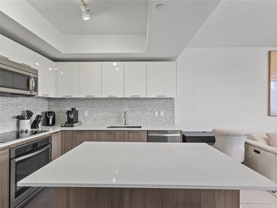 For Rent: $3,000 (1 beds, 1 baths, 777 Square Feet)