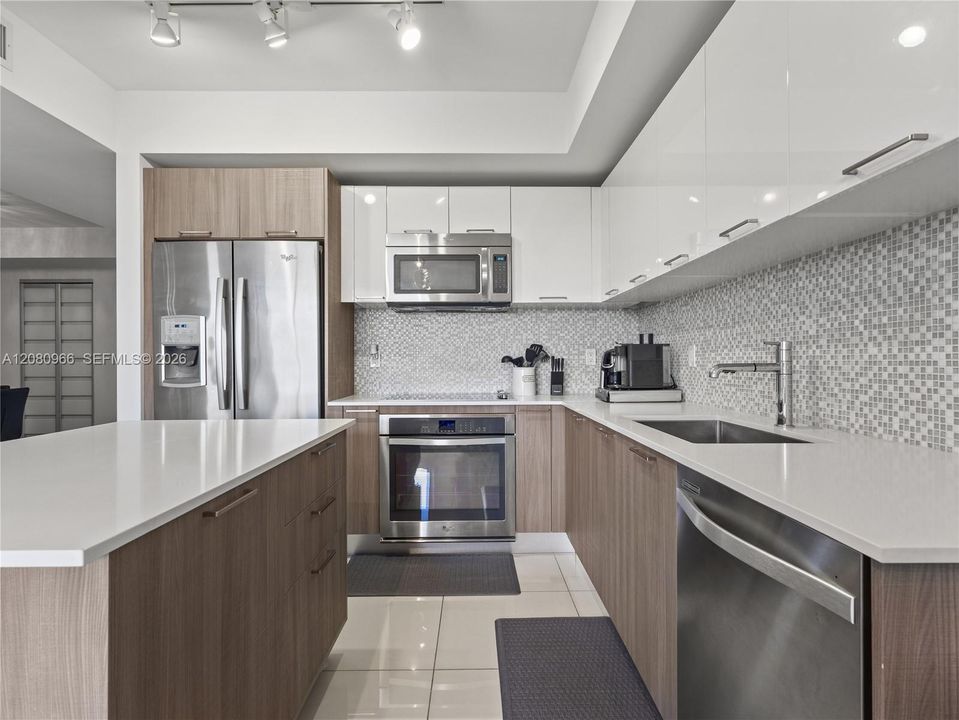 For Rent: $3,000 (1 beds, 1 baths, 777 Square Feet)