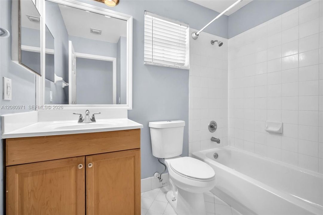 Shared bathroom/guest bathroo.