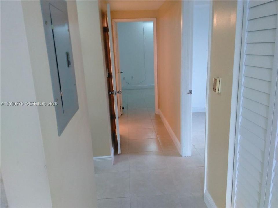 For Rent: $2,450 (2 beds, 1 baths, 787 Square Feet)