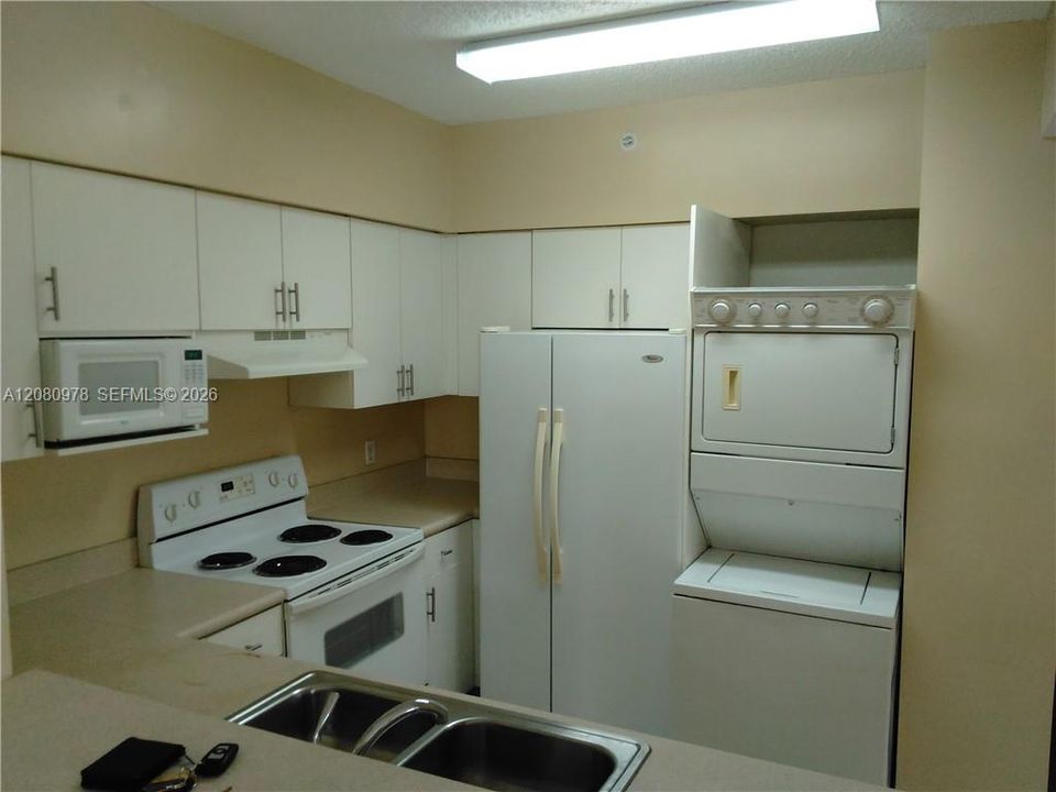 For Rent: $2,450 (2 beds, 1 baths, 787 Square Feet)