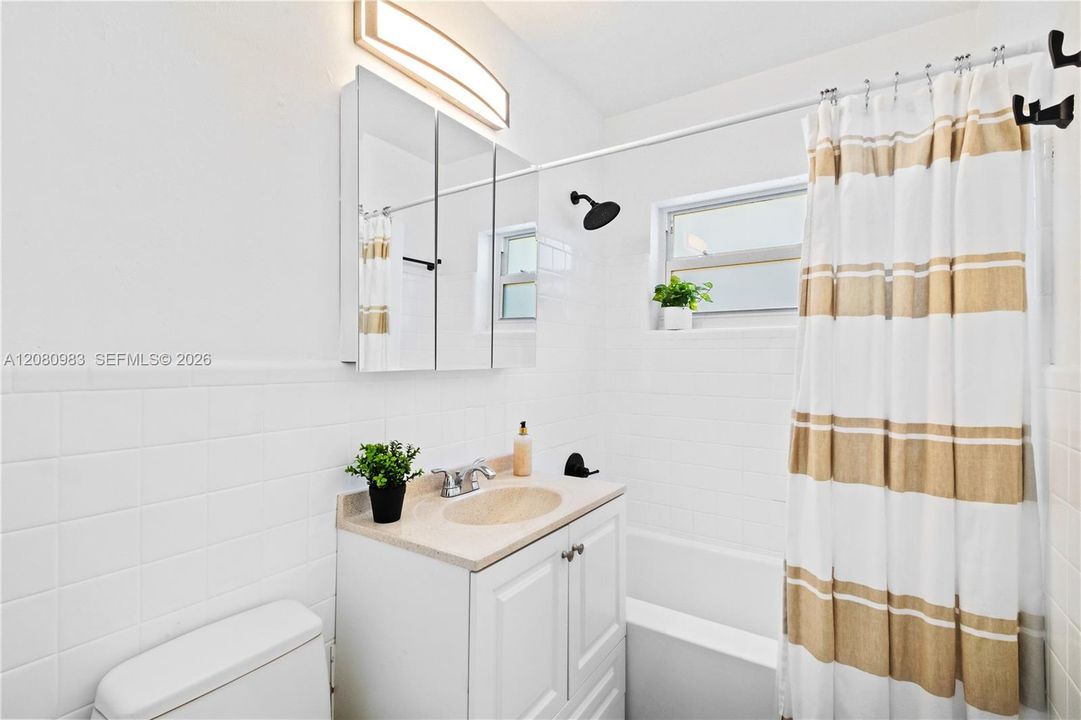 В аренду: $3,800 (3 спален, 2 ванн, 1005 Квадратных фут)