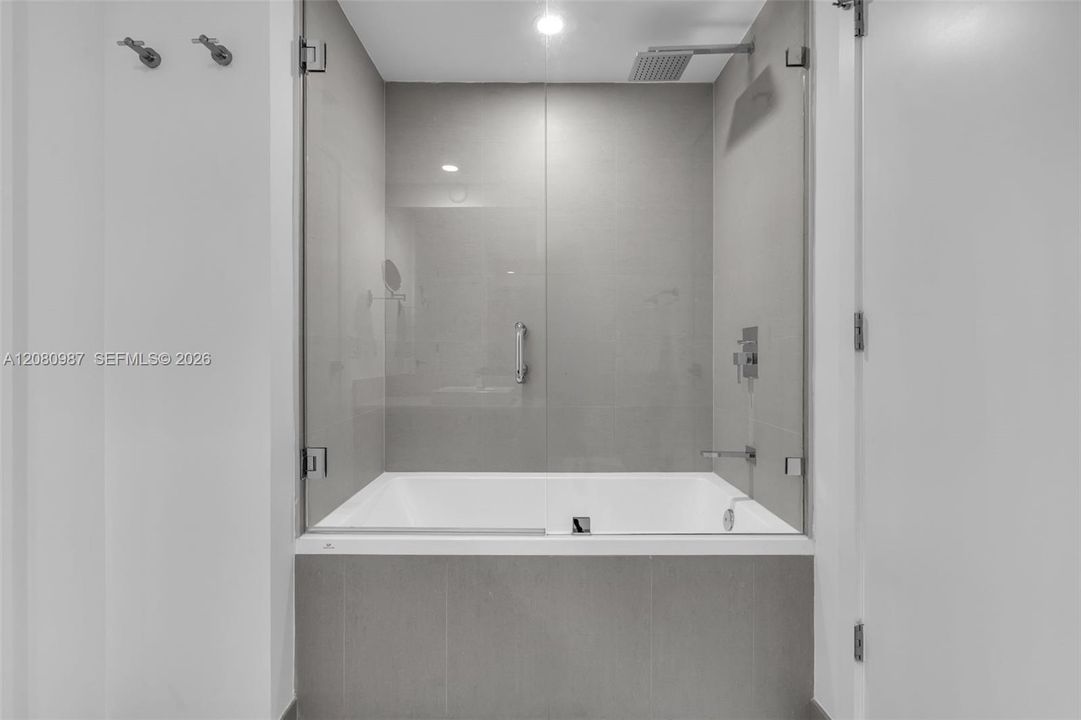 Activo con contrato: $5,999 (2 camas, 2 baños, 1134 Pies cuadrados)
