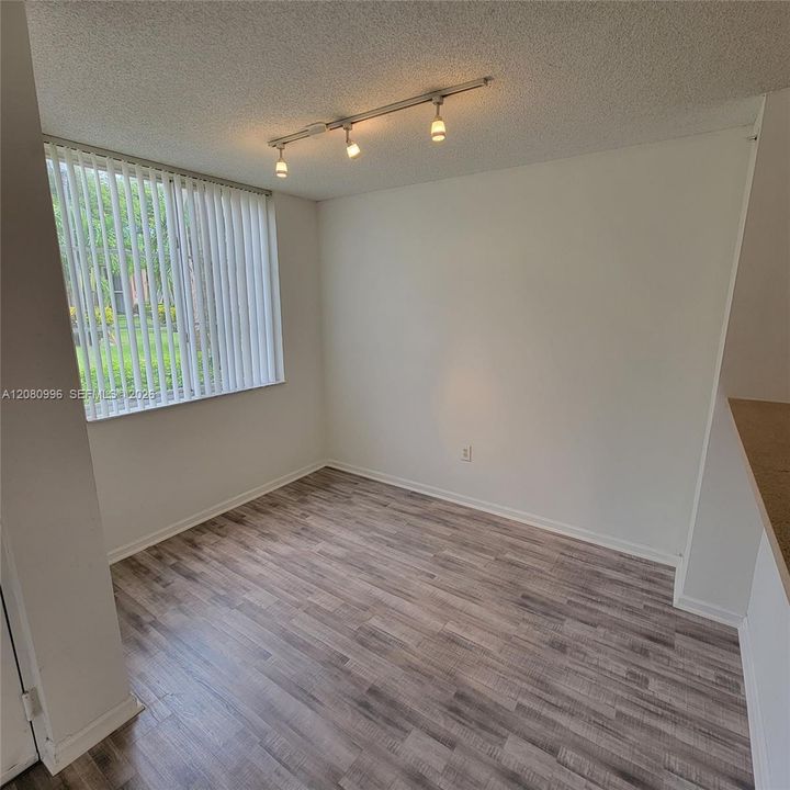 For Rent: $1,800 (1 beds, 1 baths, 729 Square Feet)