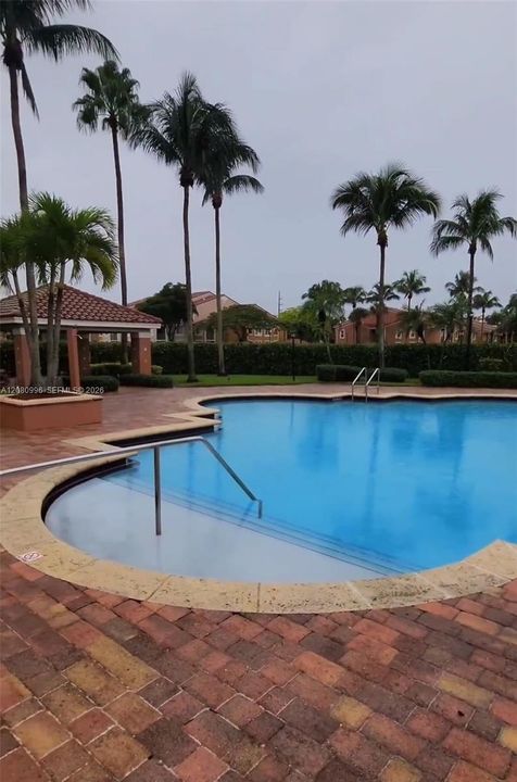 For Rent: $1,800 (1 beds, 1 baths, 729 Square Feet)