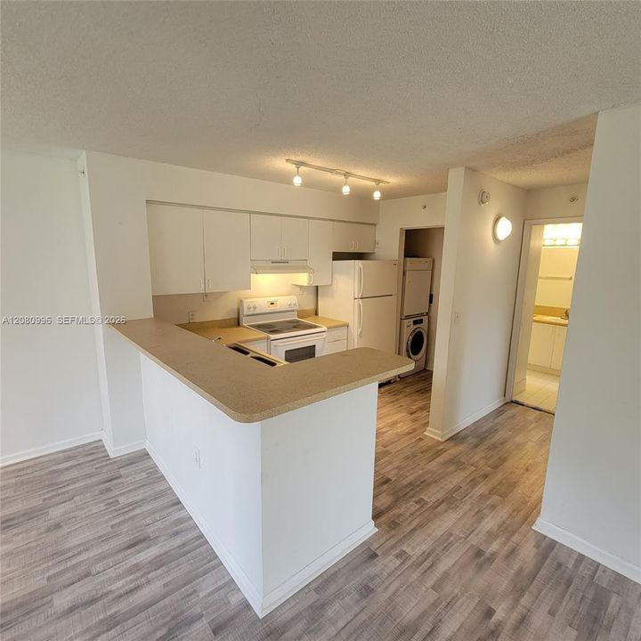 For Rent: $1,800 (1 beds, 1 baths, 729 Square Feet)