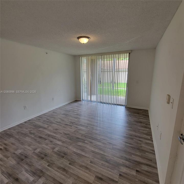 For Rent: $1,800 (1 beds, 1 baths, 729 Square Feet)