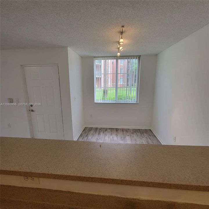 For Rent: $1,800 (1 beds, 1 baths, 729 Square Feet)