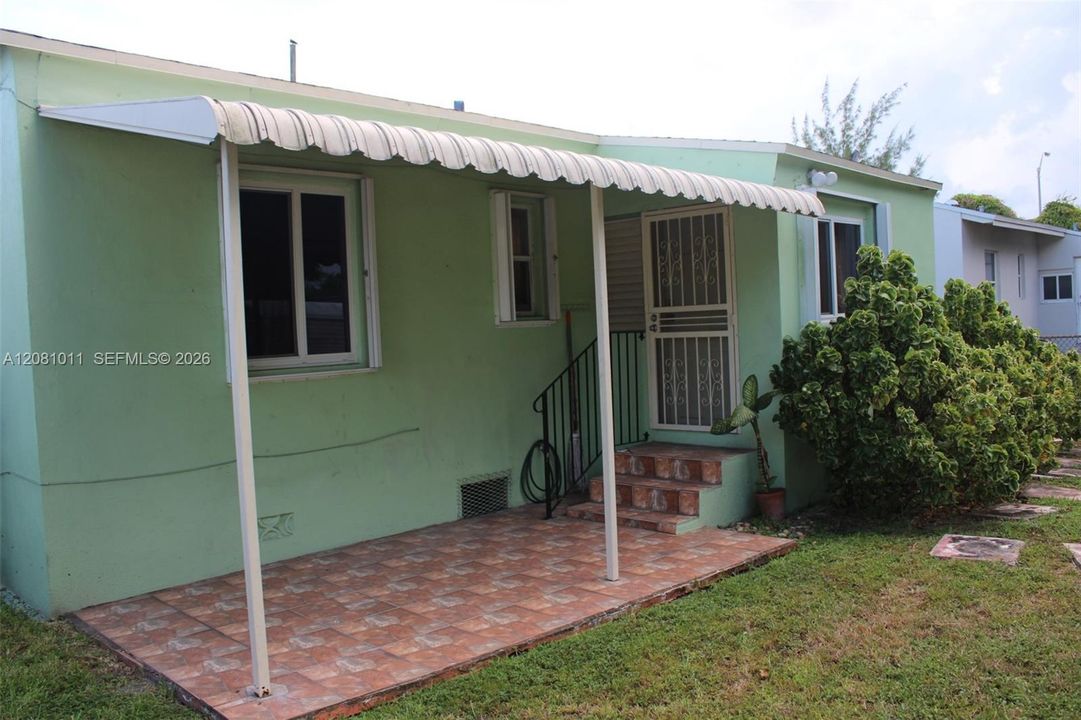 For Sale: $590,000 (2 beds, 1 baths, 933 Square Feet)
