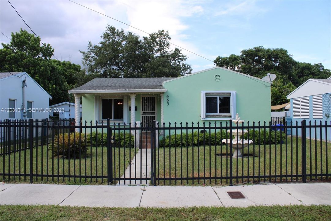For Sale: $590,000 (2 beds, 1 baths, 933 Square Feet)