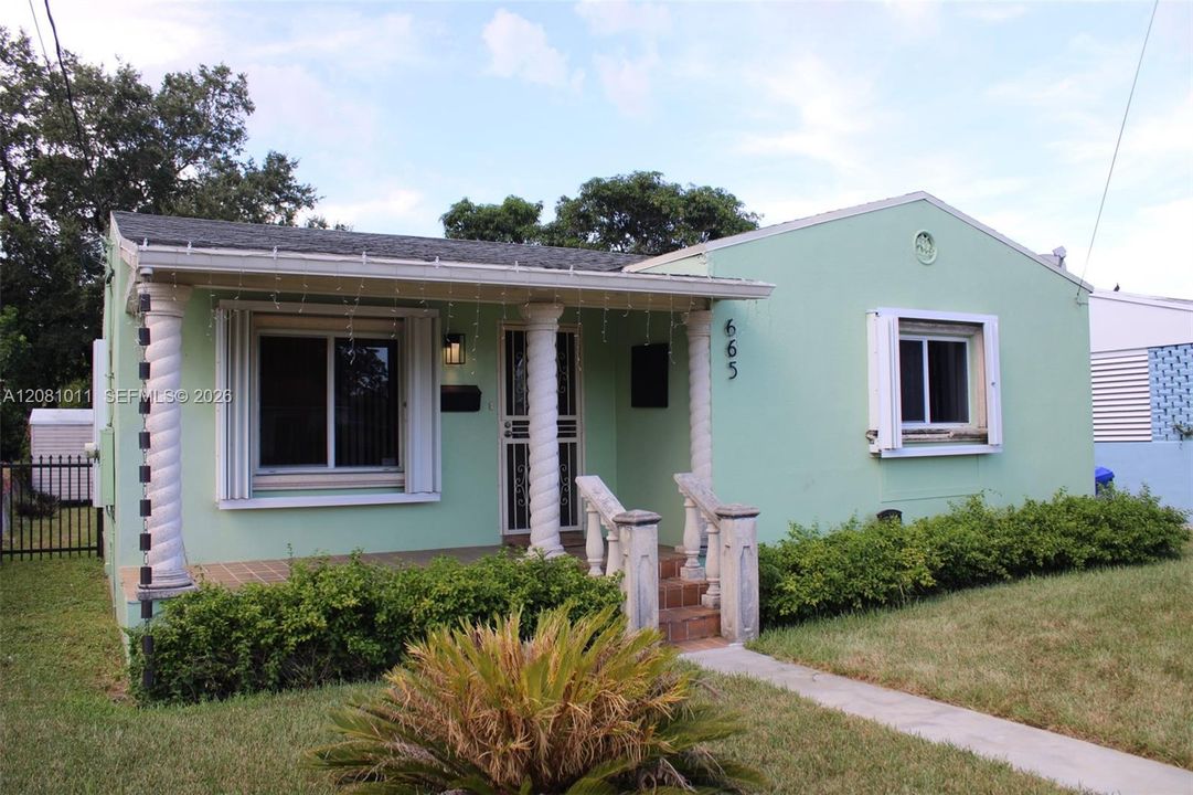 For Sale: $590,000 (2 beds, 1 baths, 933 Square Feet)