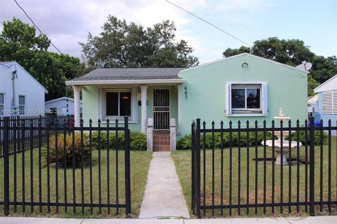 For Sale: $590,000 (2 beds, 1 baths, 933 Square Feet)