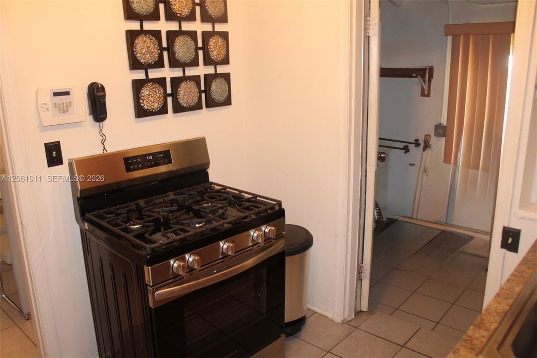 For Sale: $590,000 (2 beds, 1 baths, 933 Square Feet)