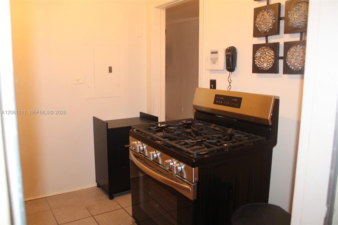 For Sale: $590,000 (2 beds, 1 baths, 933 Square Feet)